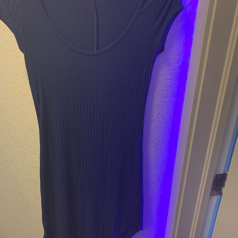 Size small. Ambiance. Blue